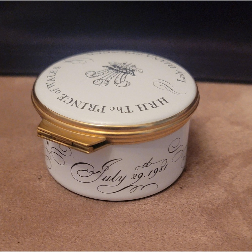 Toye, Kenning & Spencer Made for Penhaligon's Royal Marriage Enamel Trinket Box - Picture 3 of 9